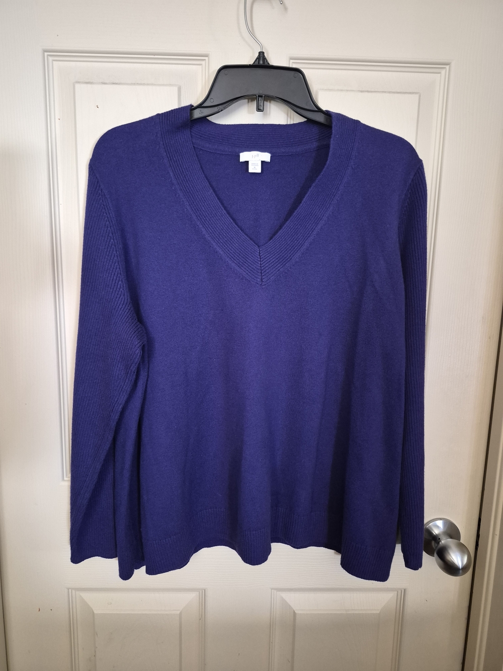 Size M J. JILL Women's V-Neck Sweater in Deep Purple